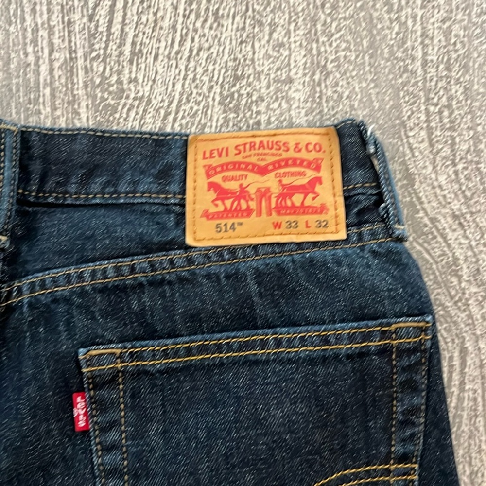 Levi dark wash jeans W 33 L 32